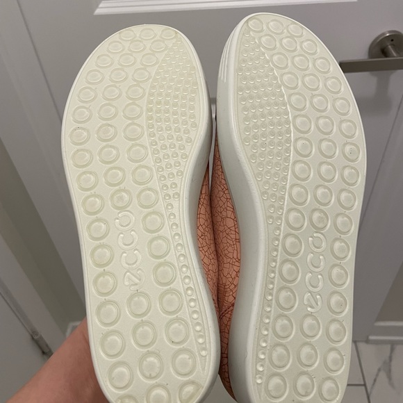 NWOT Ecco Soft Leather Sneakers in Pink - Picture 3 of 5